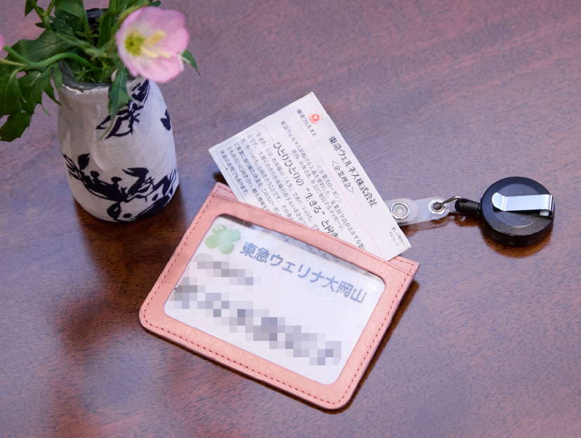 すべての職員が携えている「企業理念」の写真