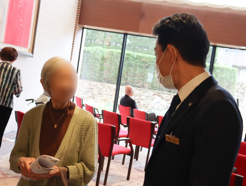 コミュニケーションを深める総支配人の写真