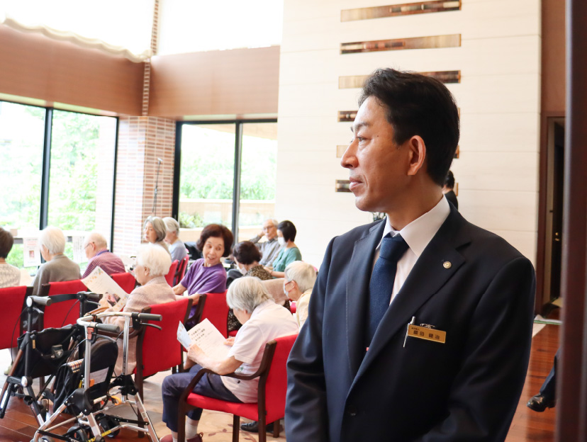 ご入居者の表情を見守る総支配人の写真